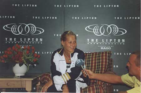 Auf Knien vor Anna Kurnikova